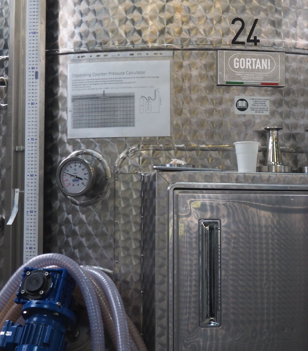 Serbatoio per vino in acciaio inossidabile con manometro.