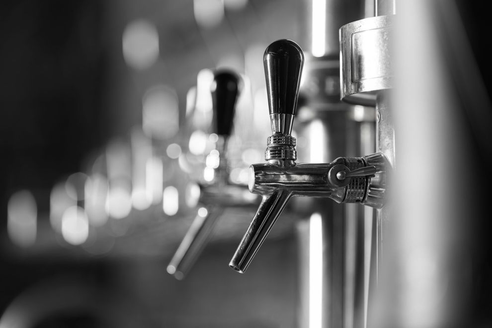 Fila di spine di birra, primo piano, bianco e nero.