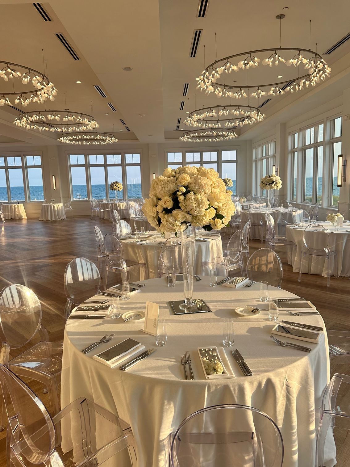 A table with a vase of pink and red flowers on it.