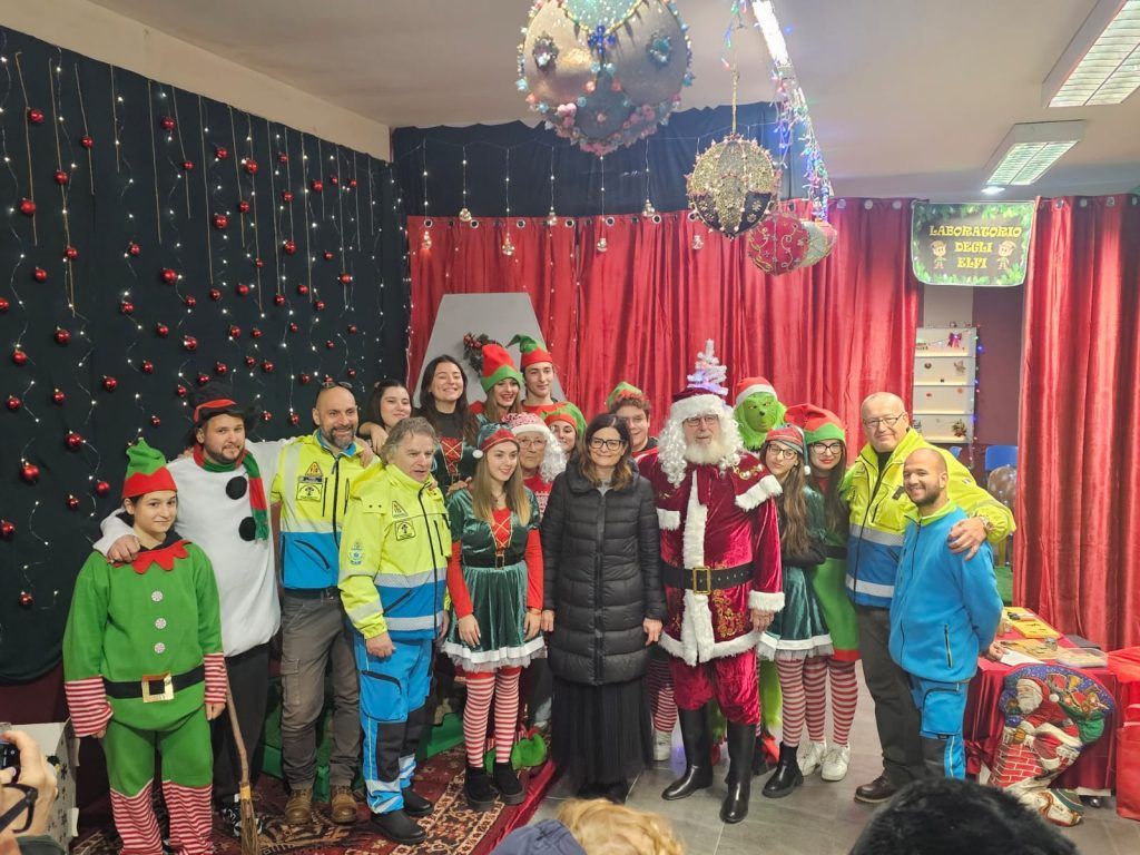 La magia del Natale arriva a San Giovanni: inaugurata la Casina di Babbo Natale della Misericordia