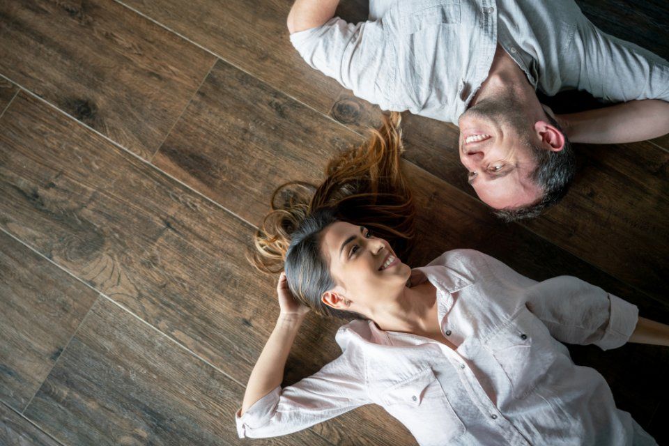 Coppia sdraiata su parquet