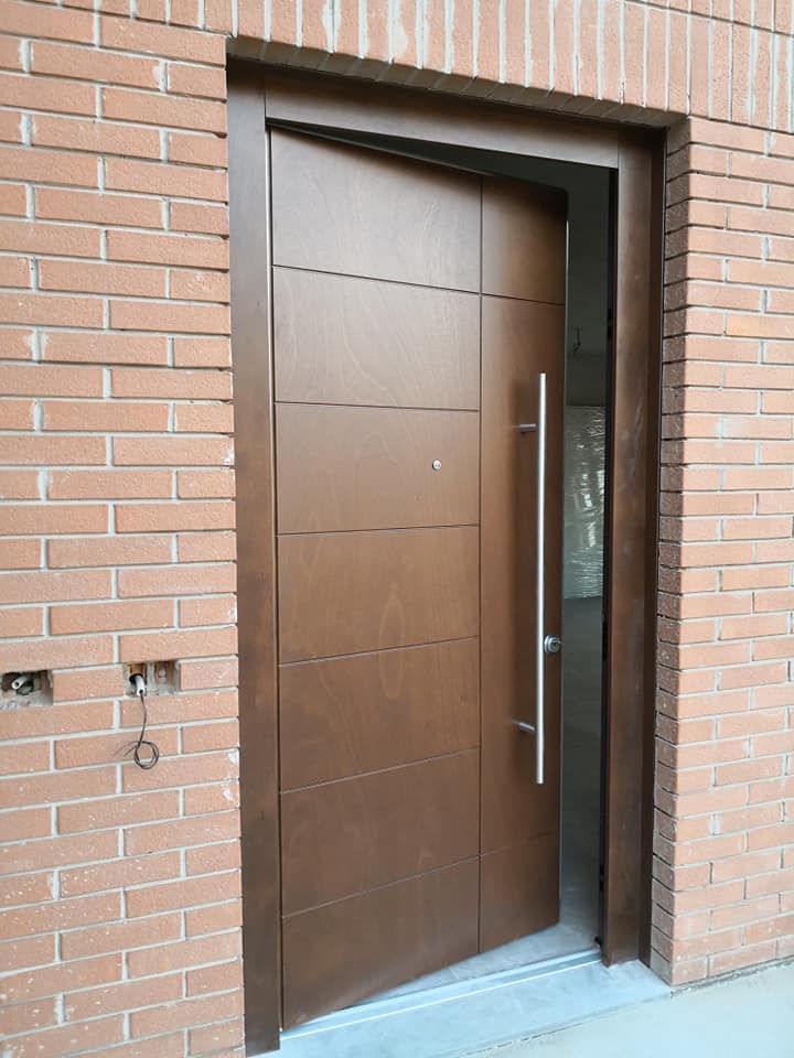 Porta blindata semiaperta