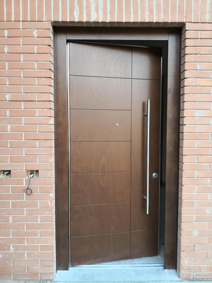 Porta blindata chiusa