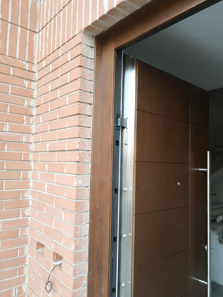 Porta blindata aperta