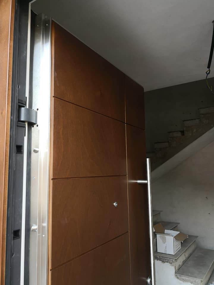 Porta d'ingresso blindata aperta