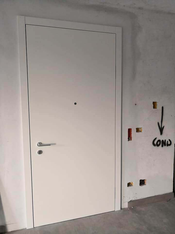 Porta d'ingresso bianca