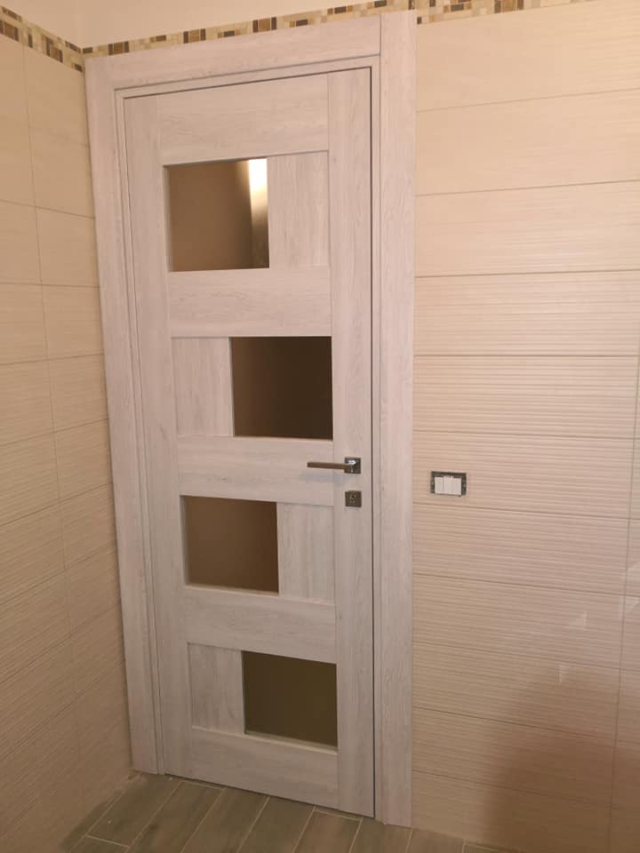 Porta d'ingresso con inserti in vetro