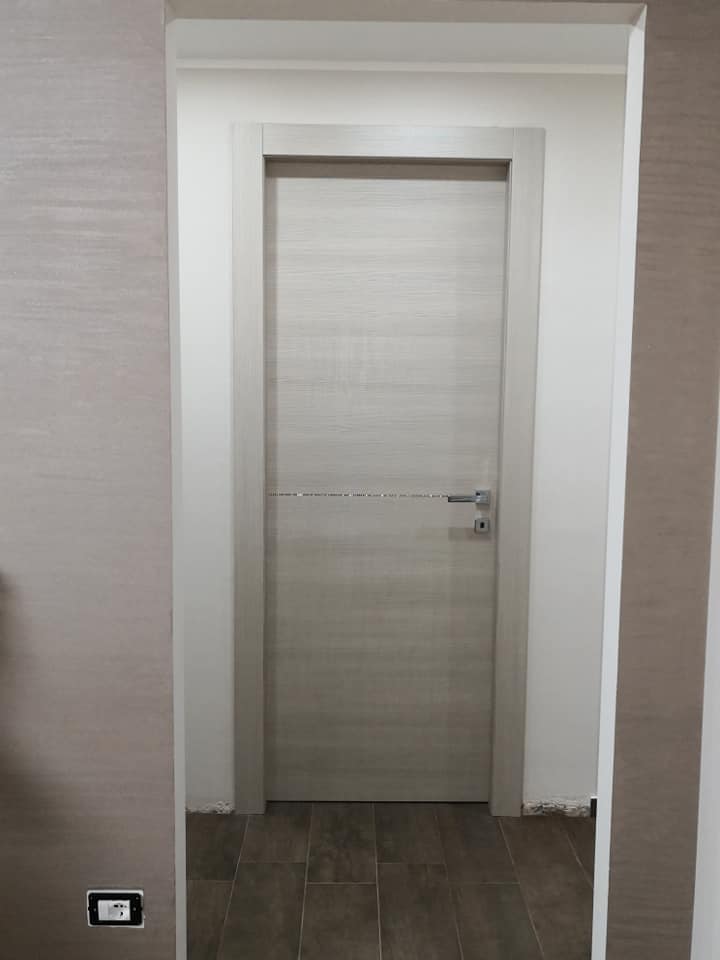 Porta con linee moderne