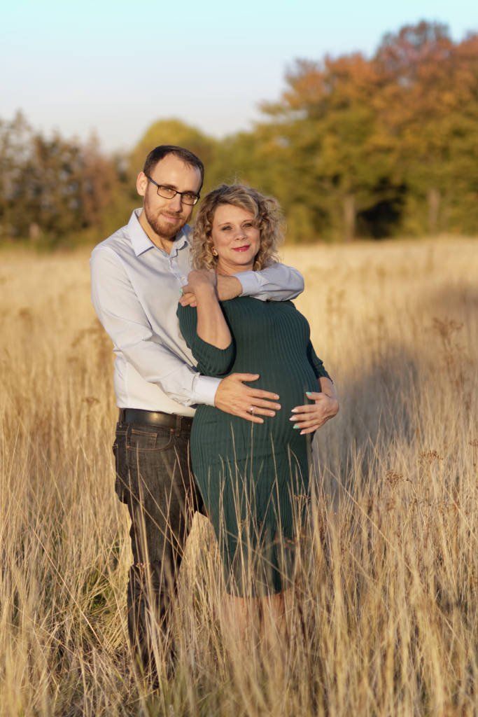 Babybauch, werdene Eltern, Kornfeld, Sommer, Sonnenuntergang