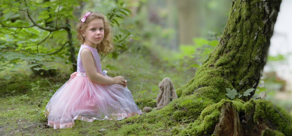 Alice im Wunderland, Märchenland, Hase, hübsches Kind, zaubervolle Stimmung.