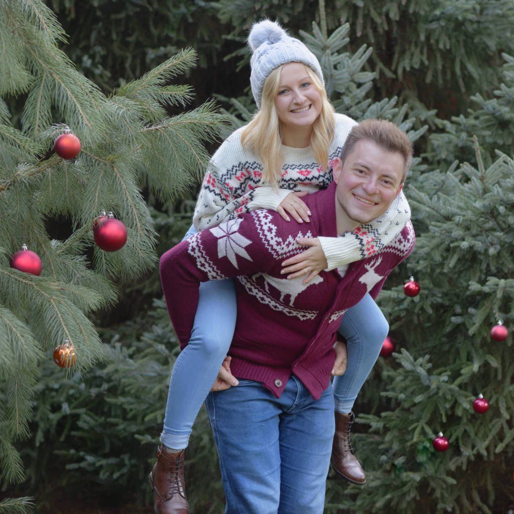 Winterliche Stimmung, Mütze, Weihnachtspullover, Weihnachtskugel.