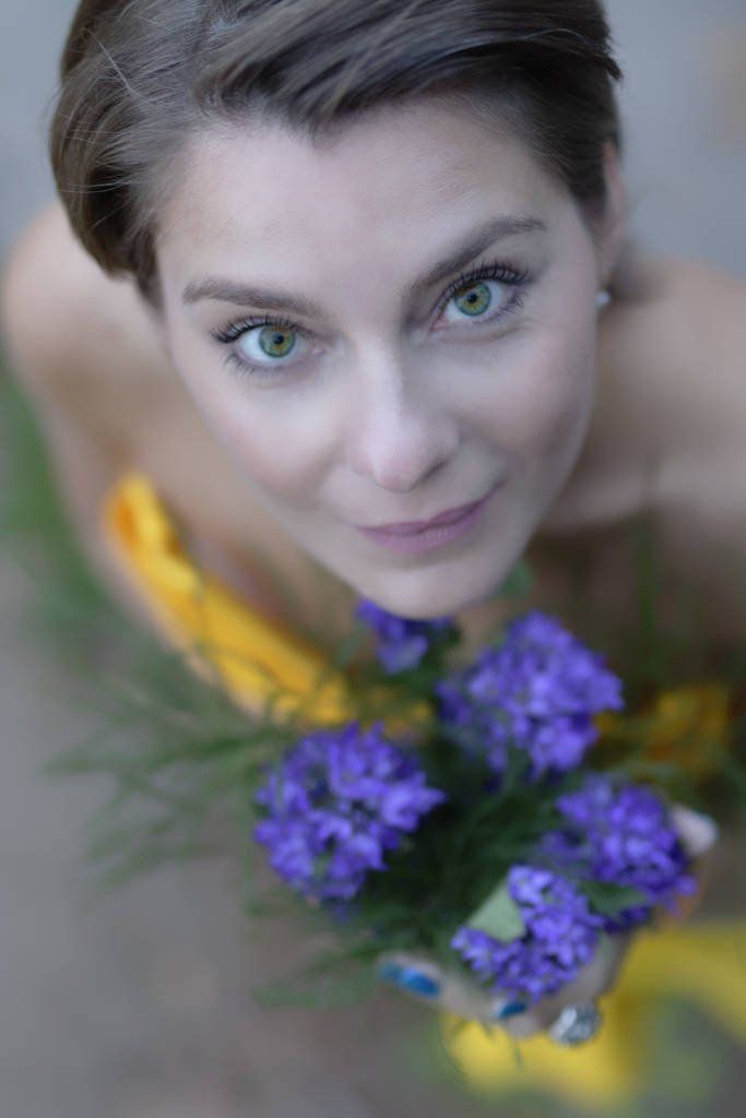 Grüne Augen, blaue Blumen, gelbes Kleid, schönes Lächeln.