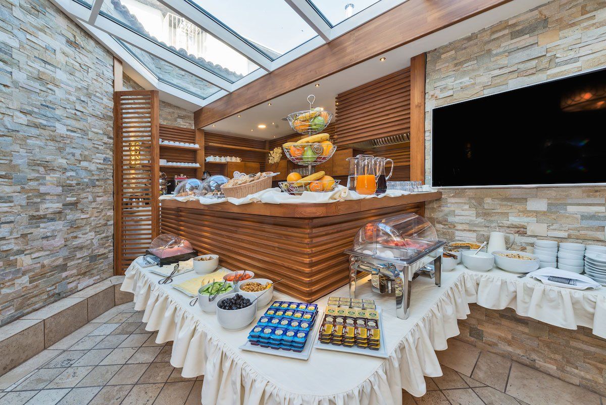 The Million Stone Hotel , Restaurant