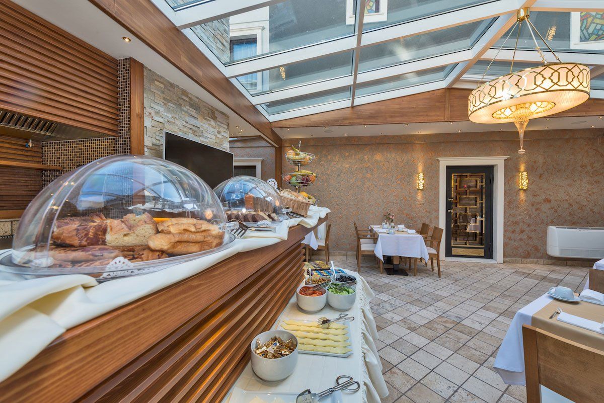 The Million Stone Hotel , Restaurant