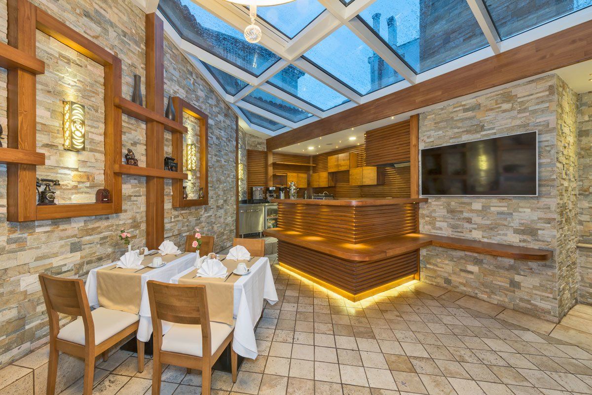 The Million Stone Hotel , Restaurant