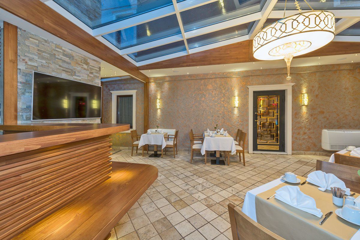 The Million Stone Hotel , Restaurant