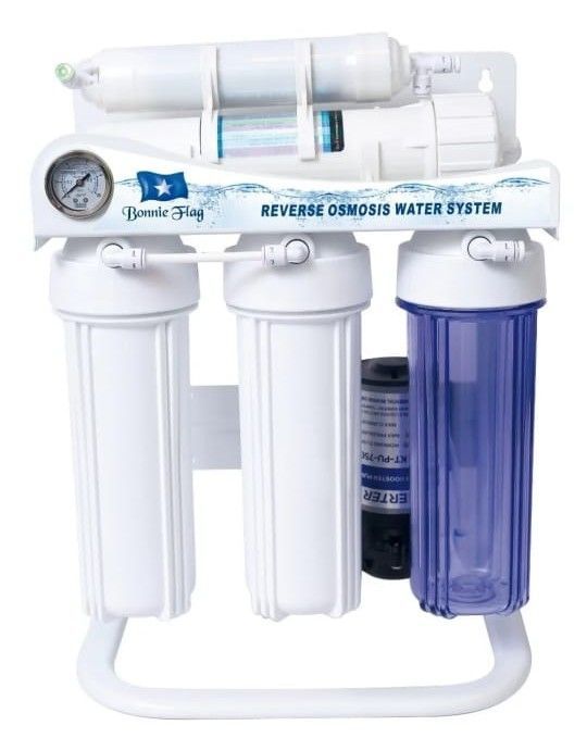 Un sistema de agua por ósmosis inversa con un manómetro