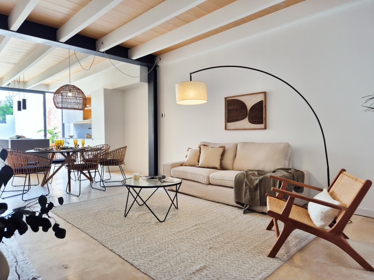 Una sala de estar con sofá, silla, mesa y lámpara.