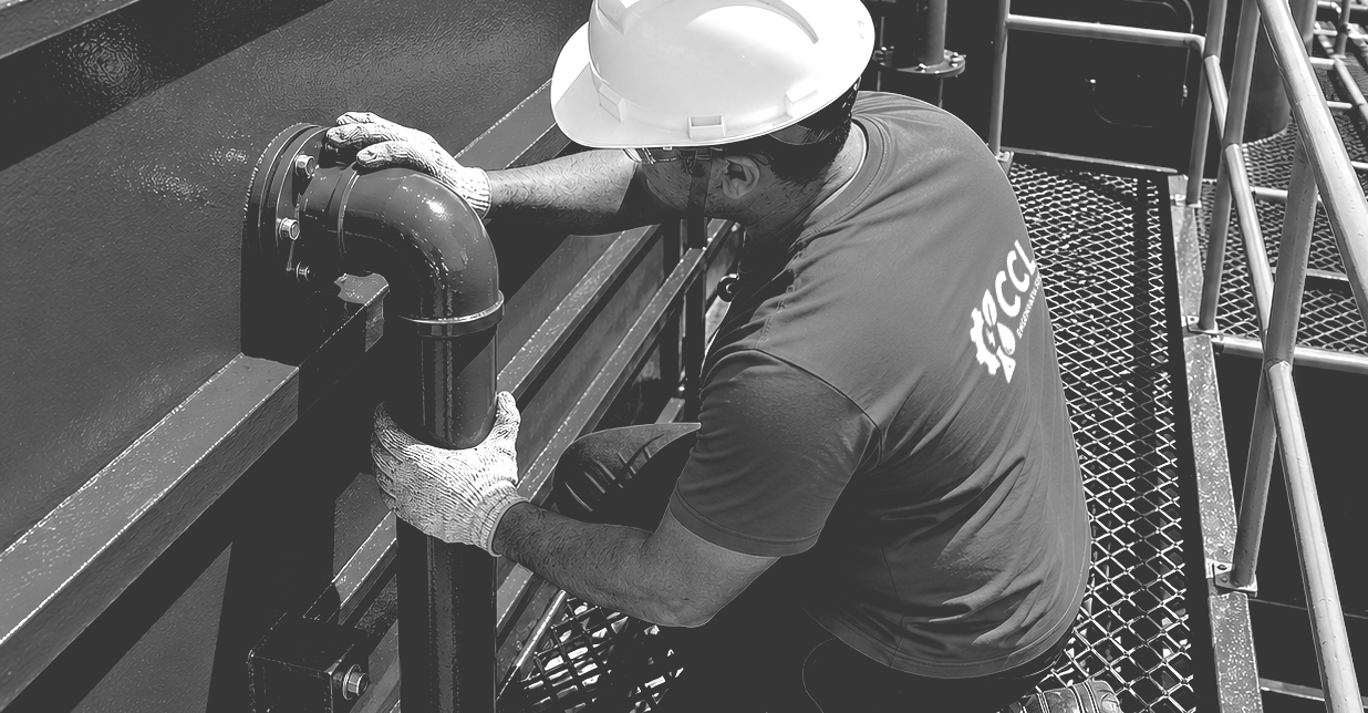 Bombas e tubos industriais em uma planta.