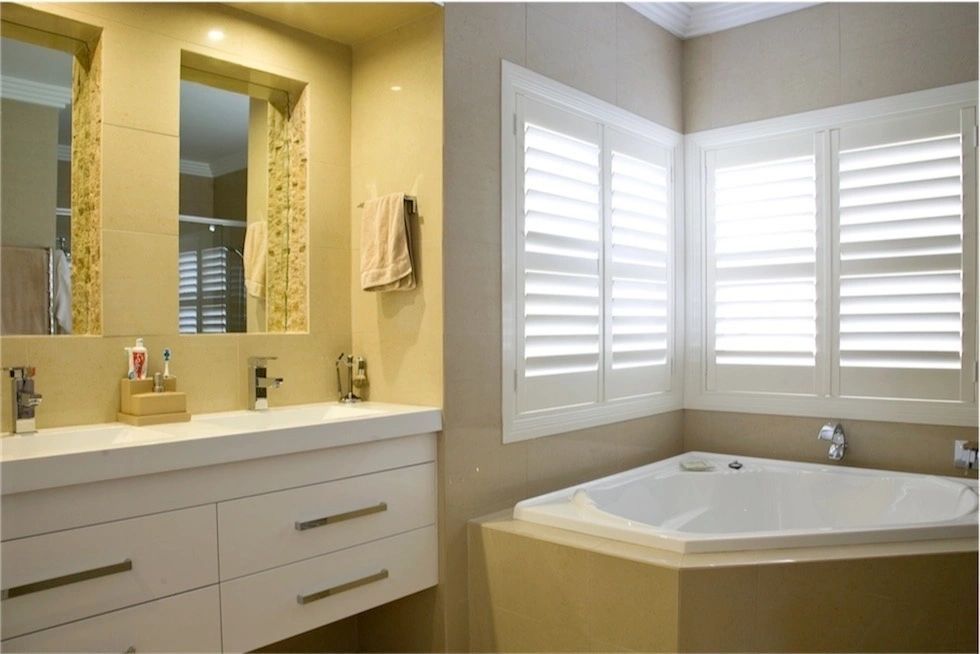 A bathroom with two sinks and a jacuzzi tub