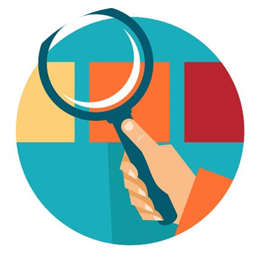 Mano sosteniendo una lupa sobre cuadrados de colores.