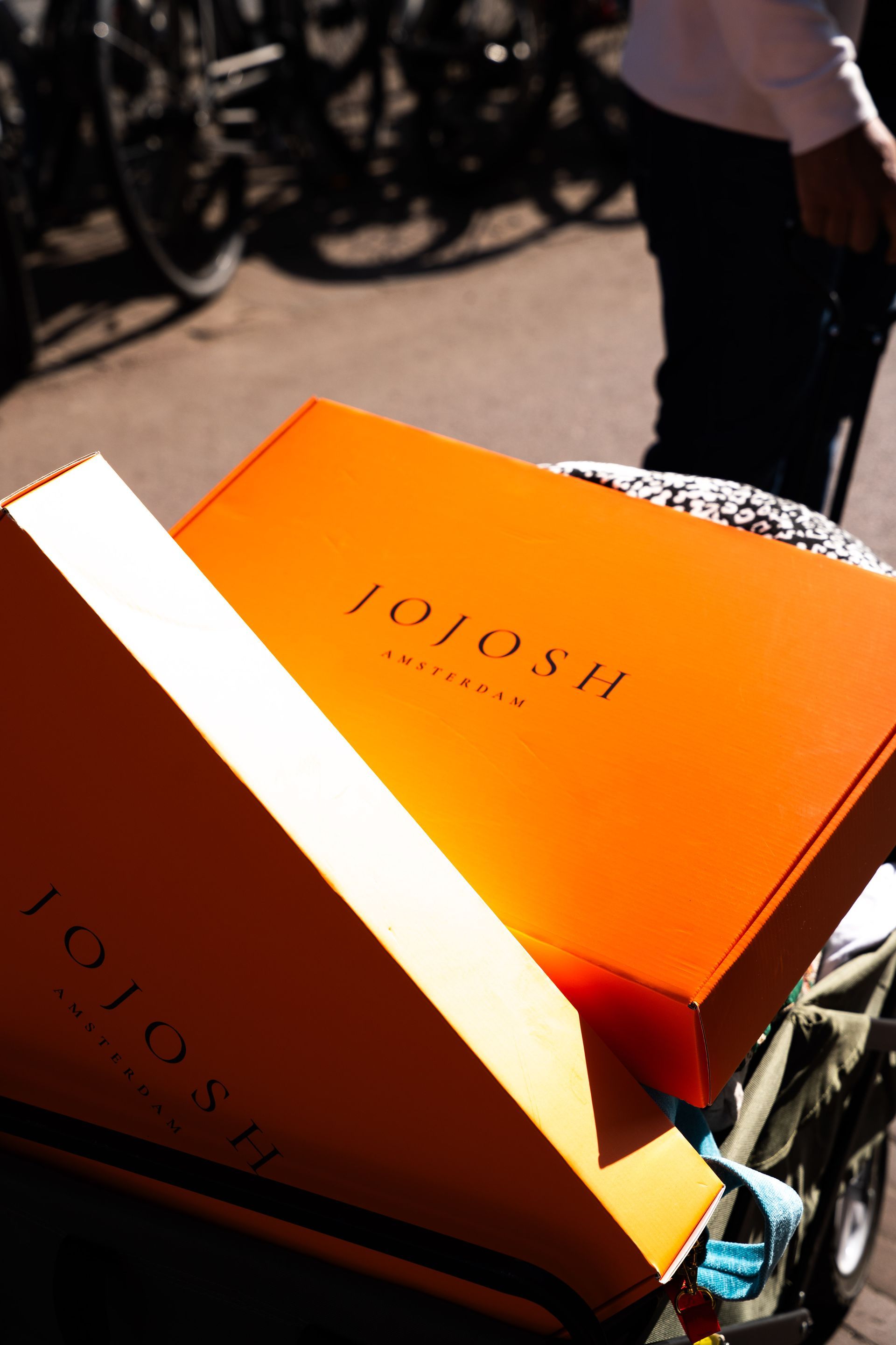 Twee vrouwen lopen met JoJosh Amsterdam luiertas. over straat.