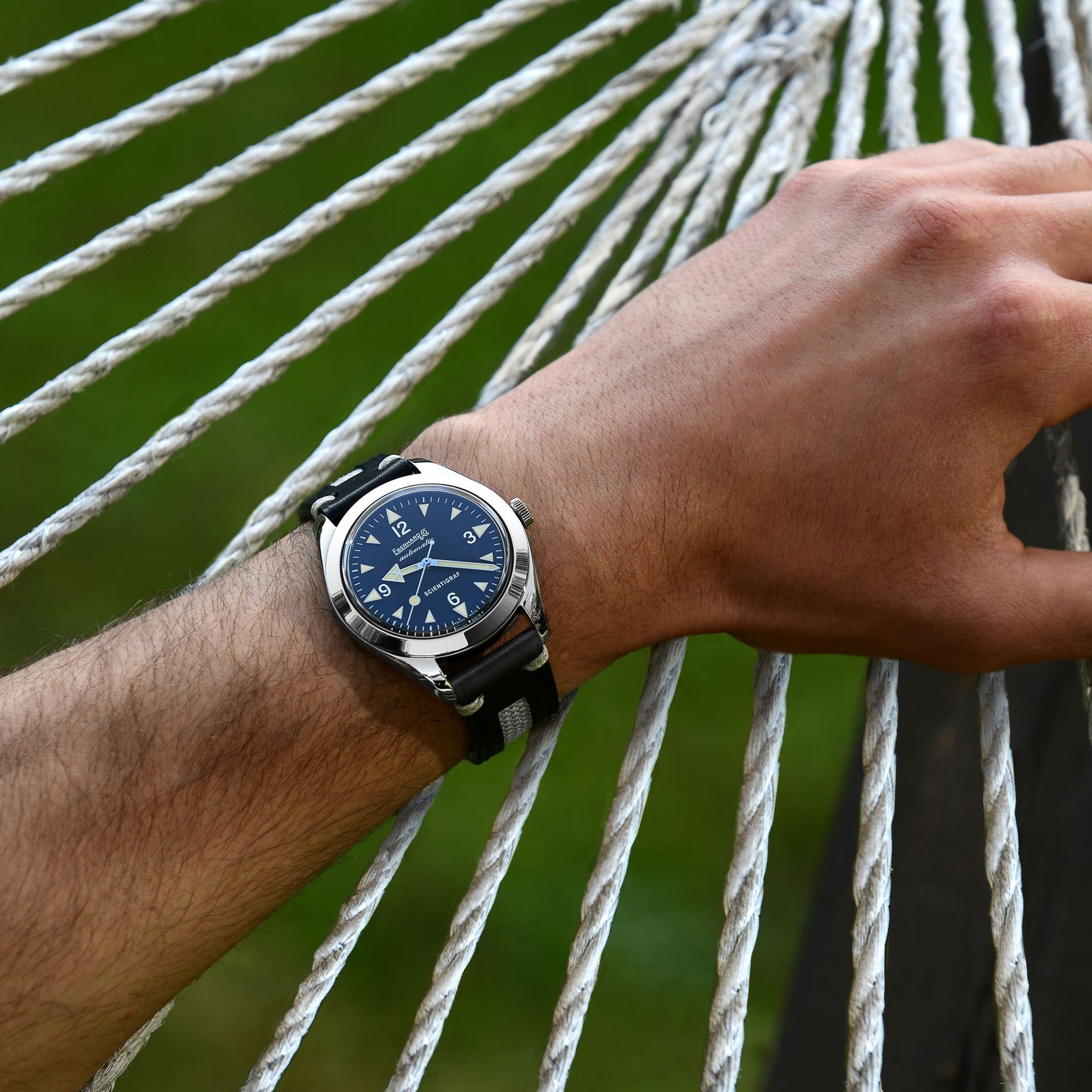 Una persona che indossa un orologio al polso