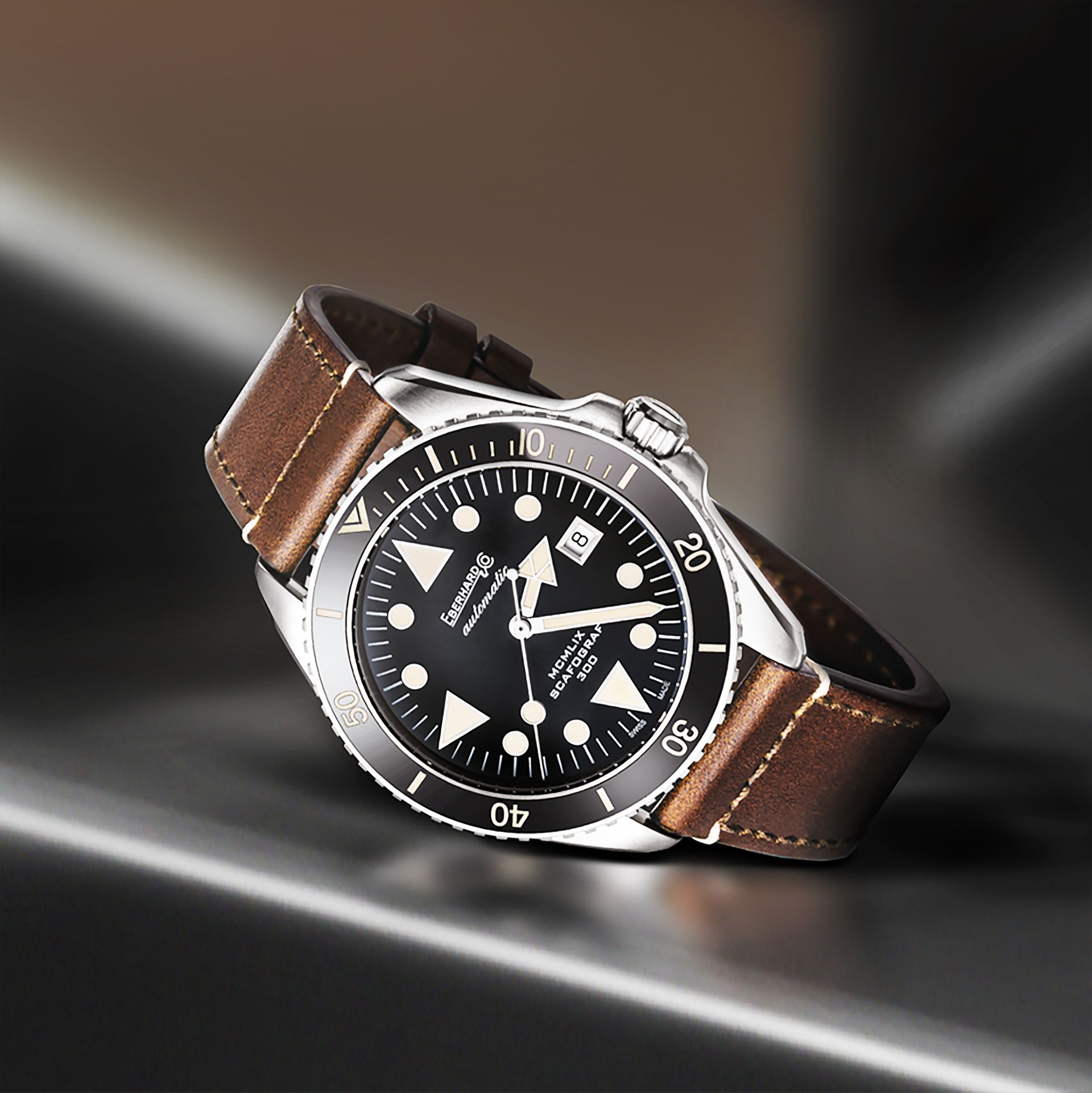 Un orologio con cinturino in pelle marrone 