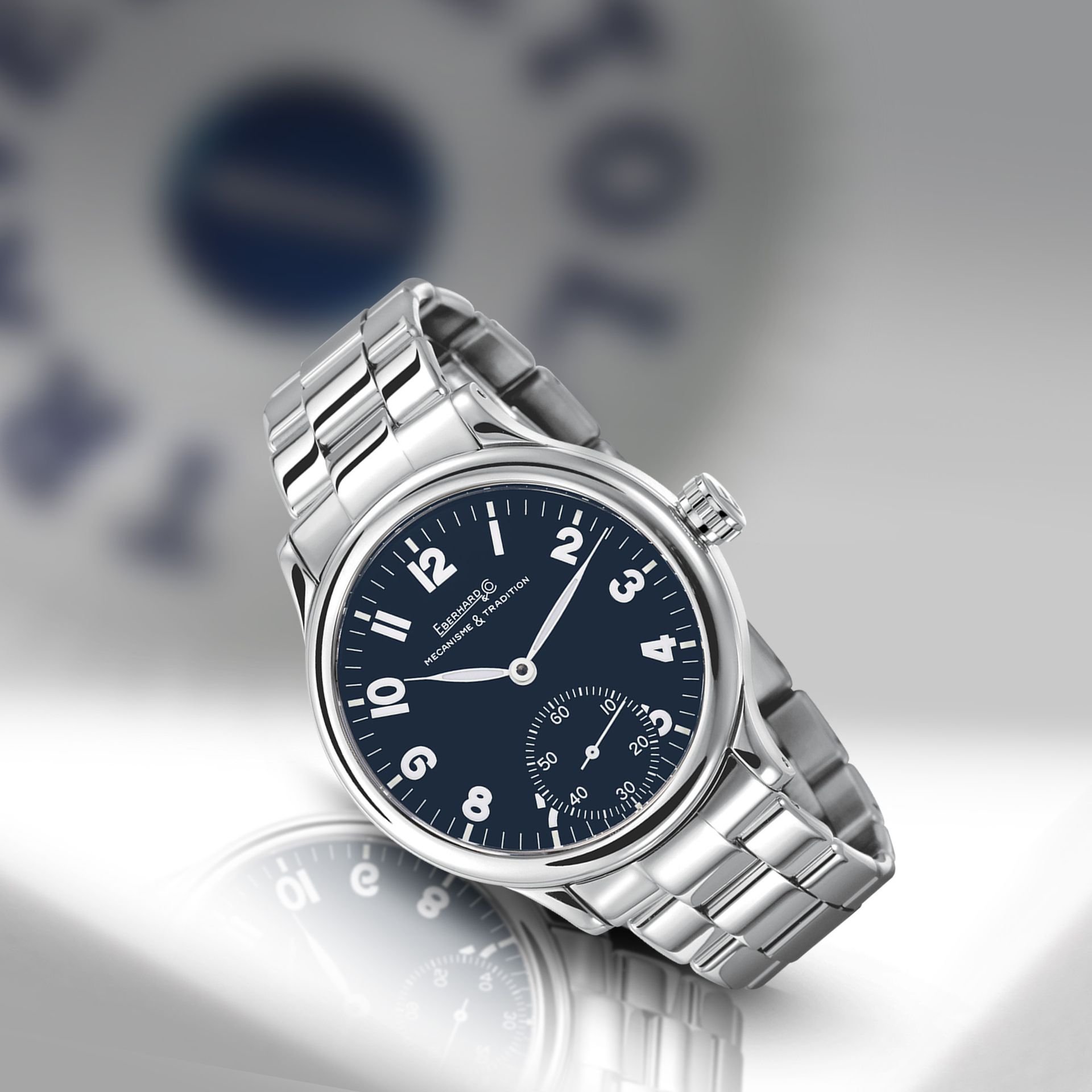 Un orologio d'argento con quadrante nero e numeri bianchi