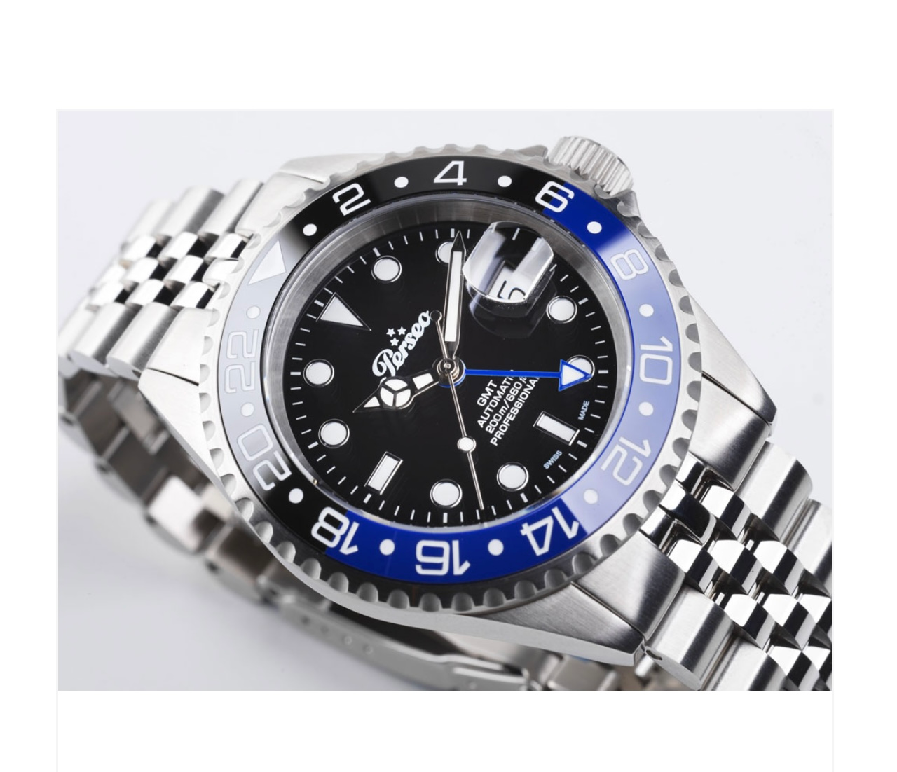 Un orologio d'argento con il quadrante nero e le lancette blu