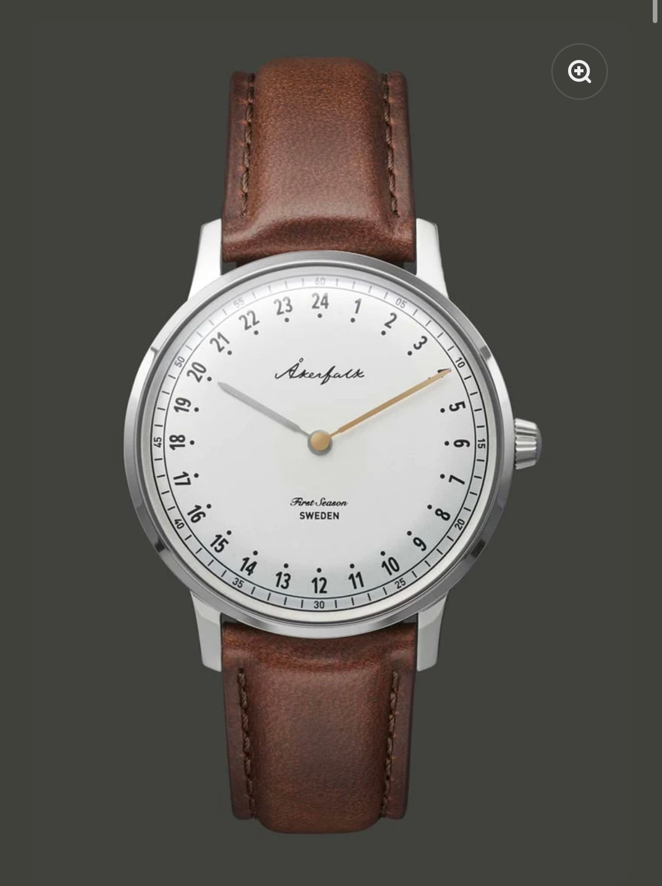 Un orologio con cinturino in pelle marrone e quadrante bianco