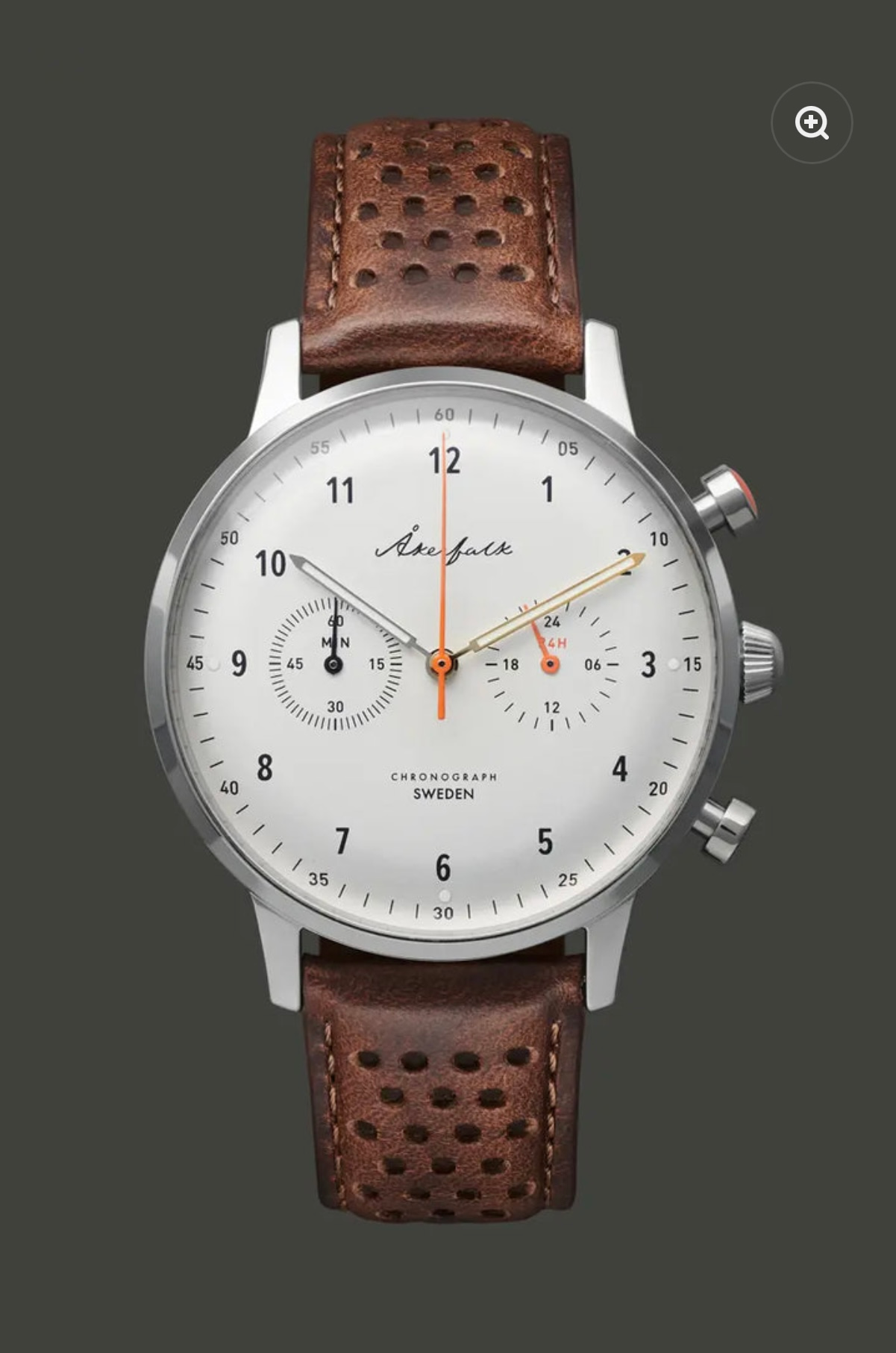 Un orologio con cinturino in pelle marrone e quadrante bianco