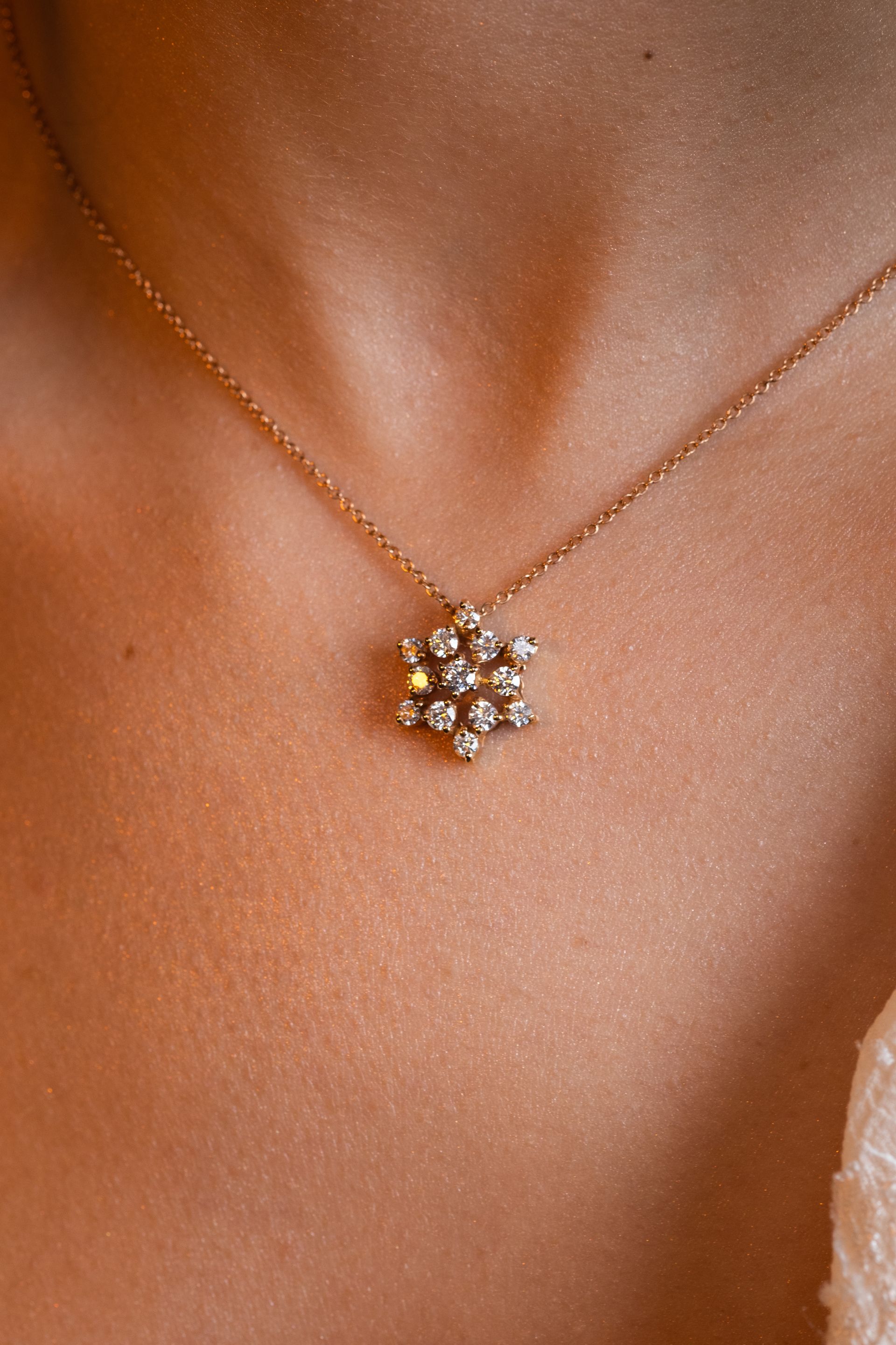 collana con ciondolo a forma di fiore