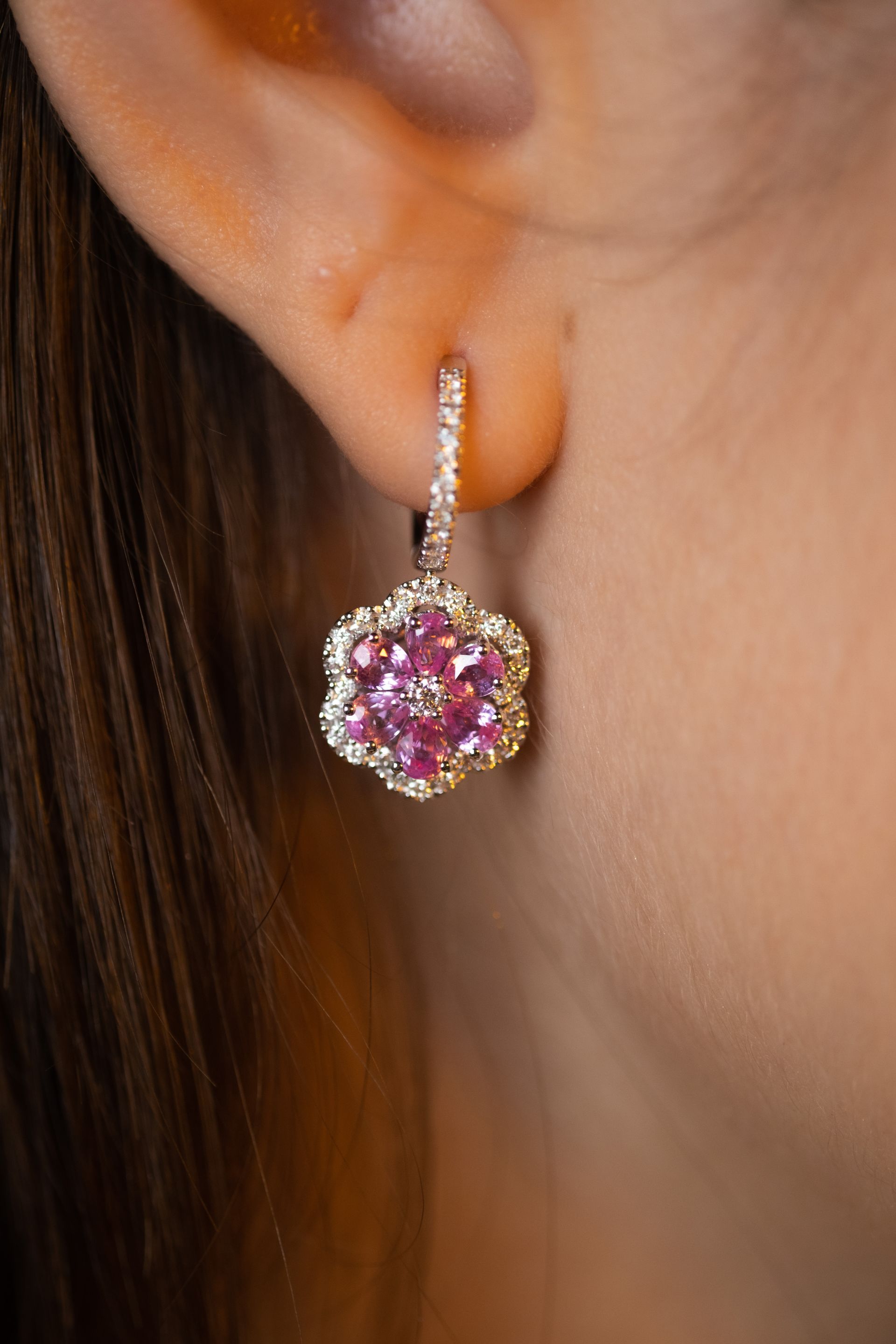 orecchino con pendente a forma di fiore