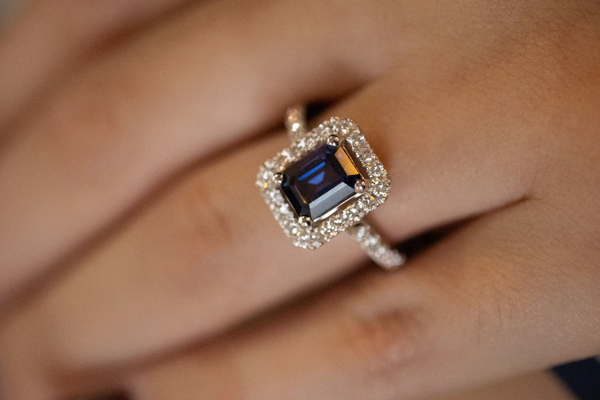 anello con pietre preziose