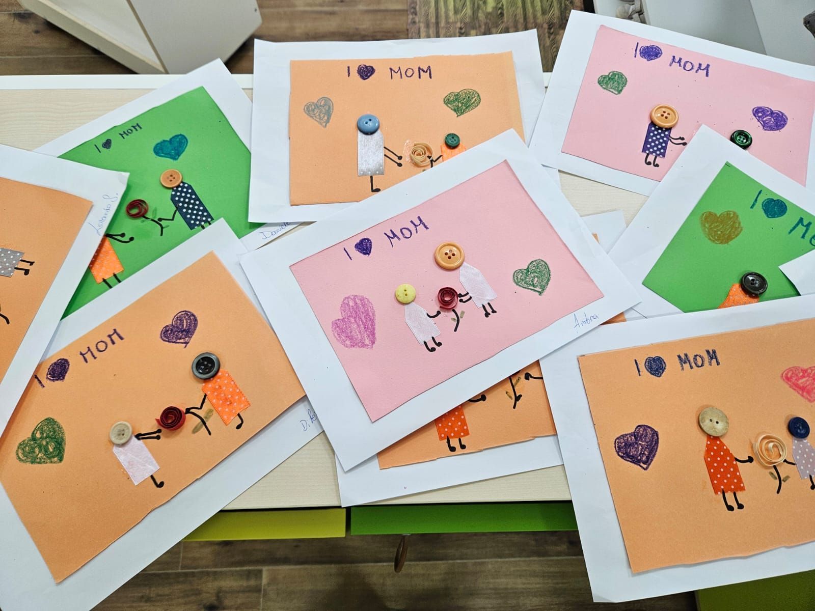 Lavoretti dei ambini con scritto 