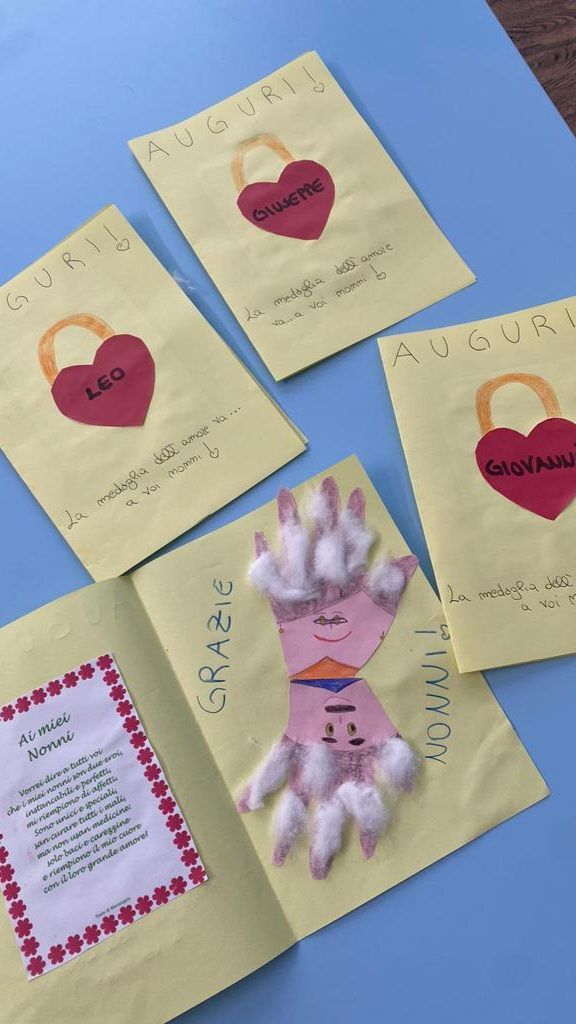 Un mazzo di carte è appoggiato uno sopra l'altro su un tavolo.