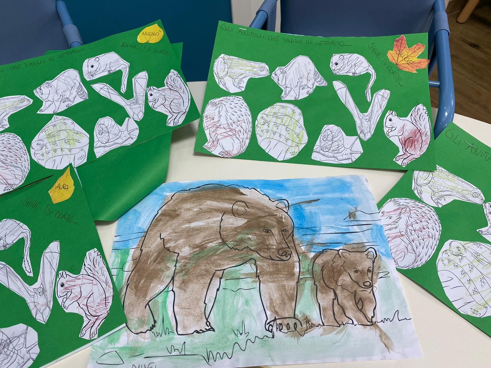 Un disegno di un orso e di un cucciolo di orso su un tavolo