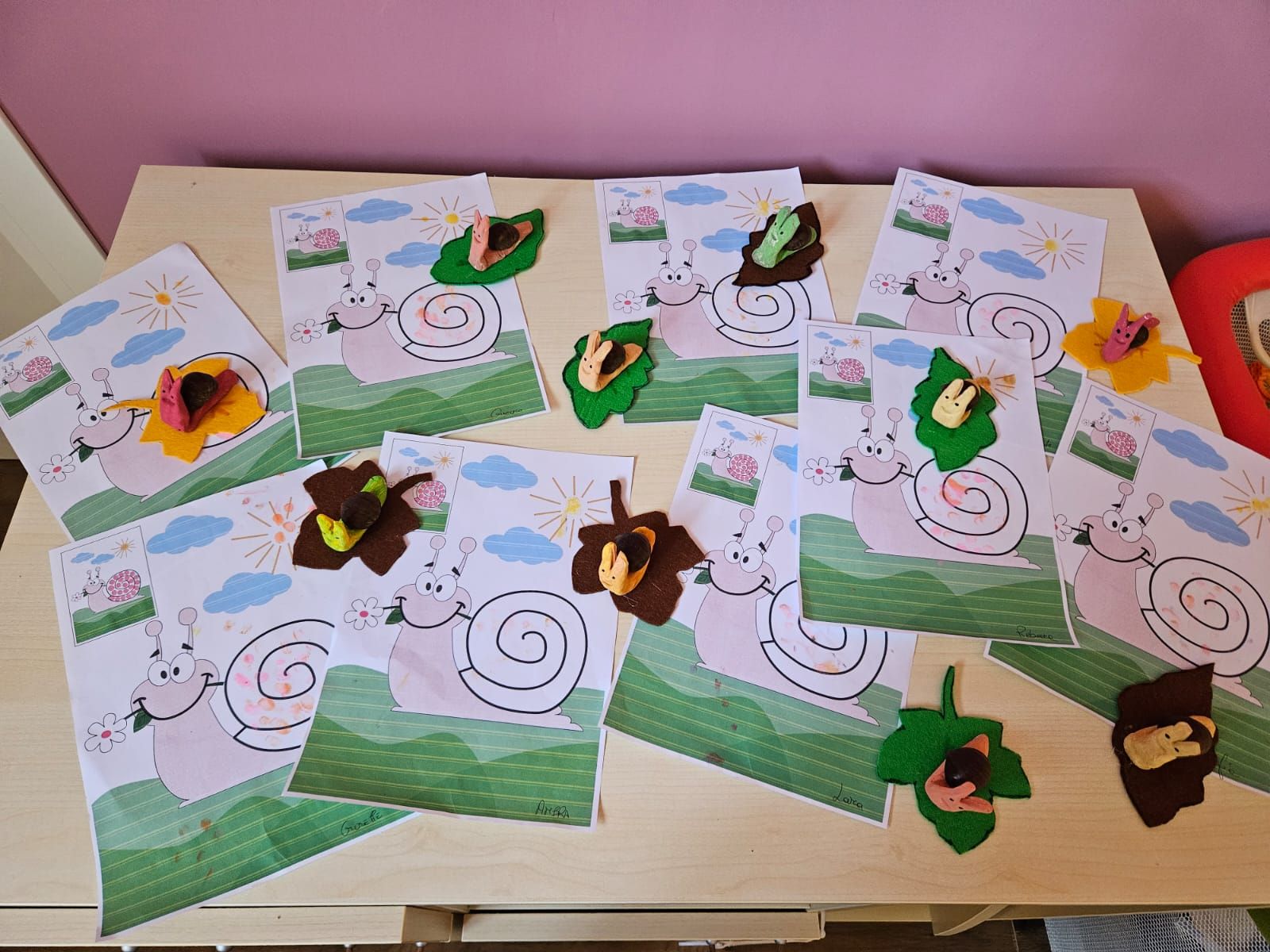 Un tavolo con disegni di lumache sopra