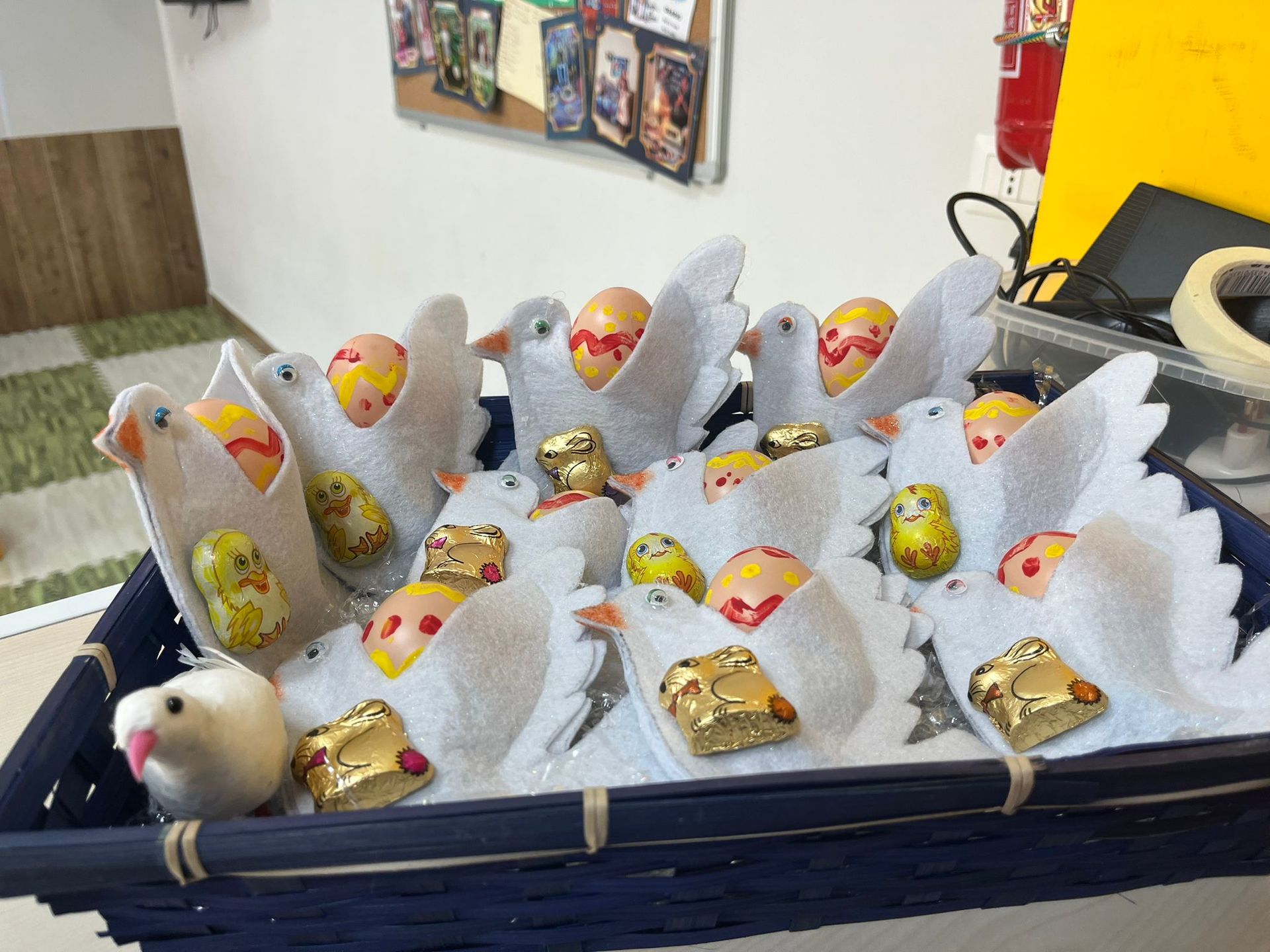 Un cestino pieno di uccellini  e uova di cioccolato