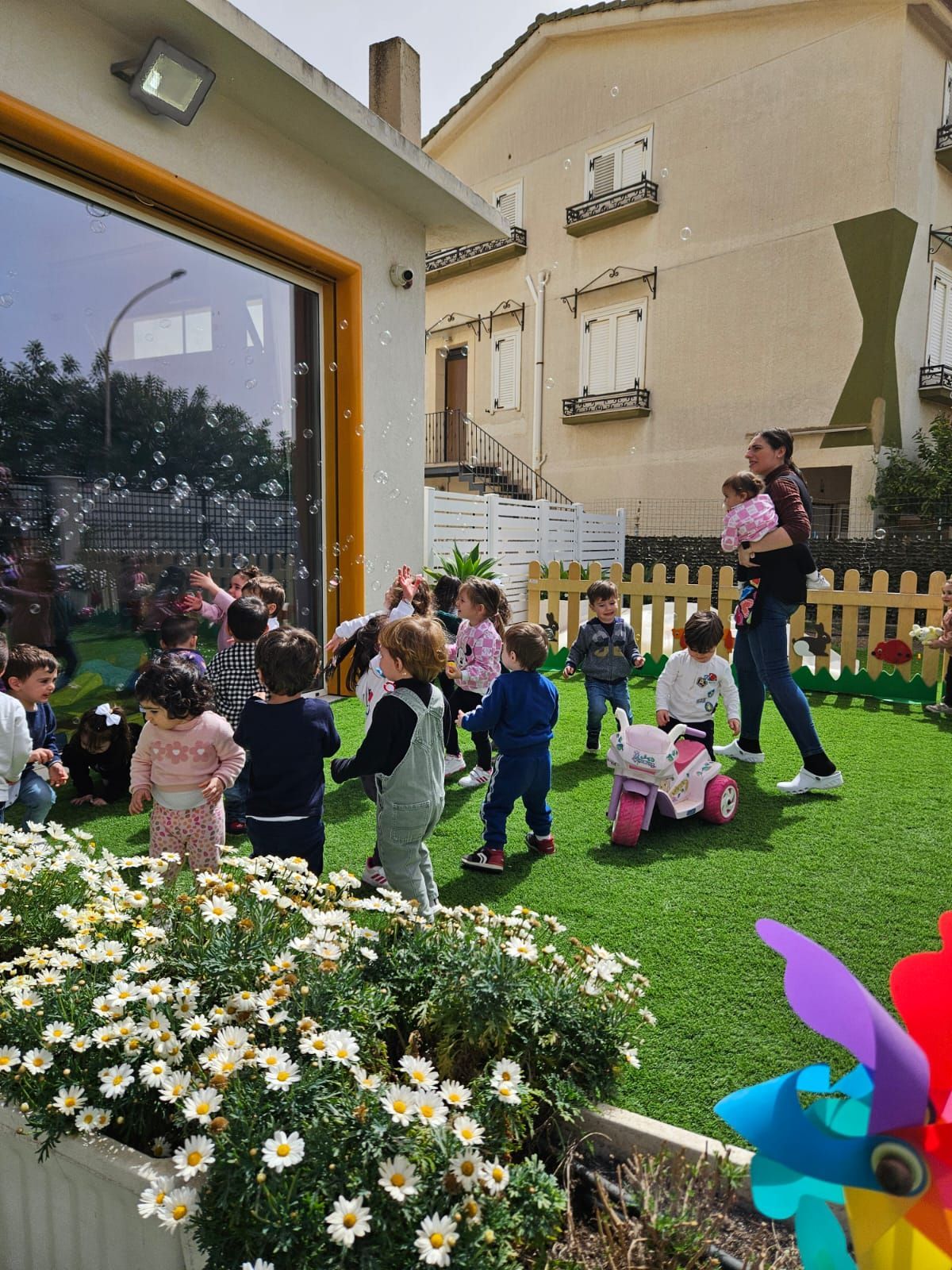 Un gruppo di bambini sta giocando in un cortile