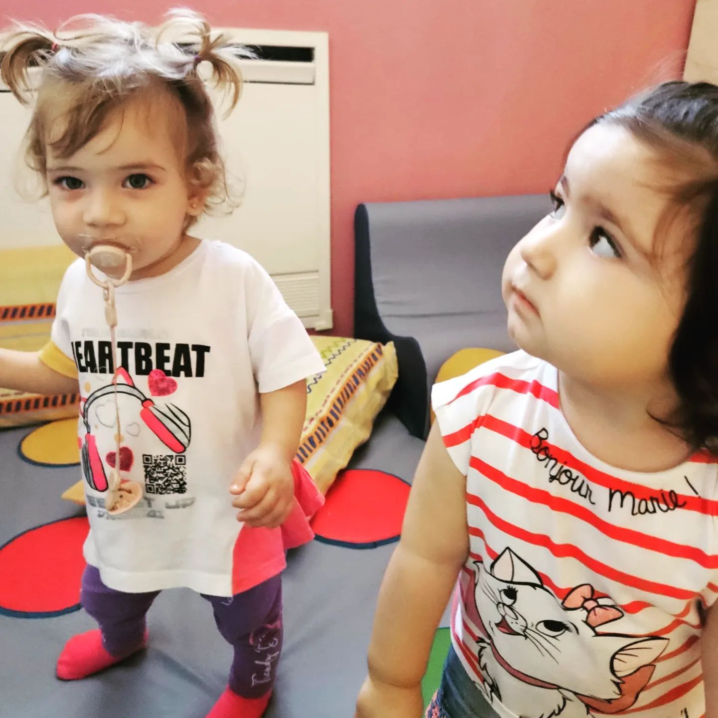 due bambini che si guardano intorno