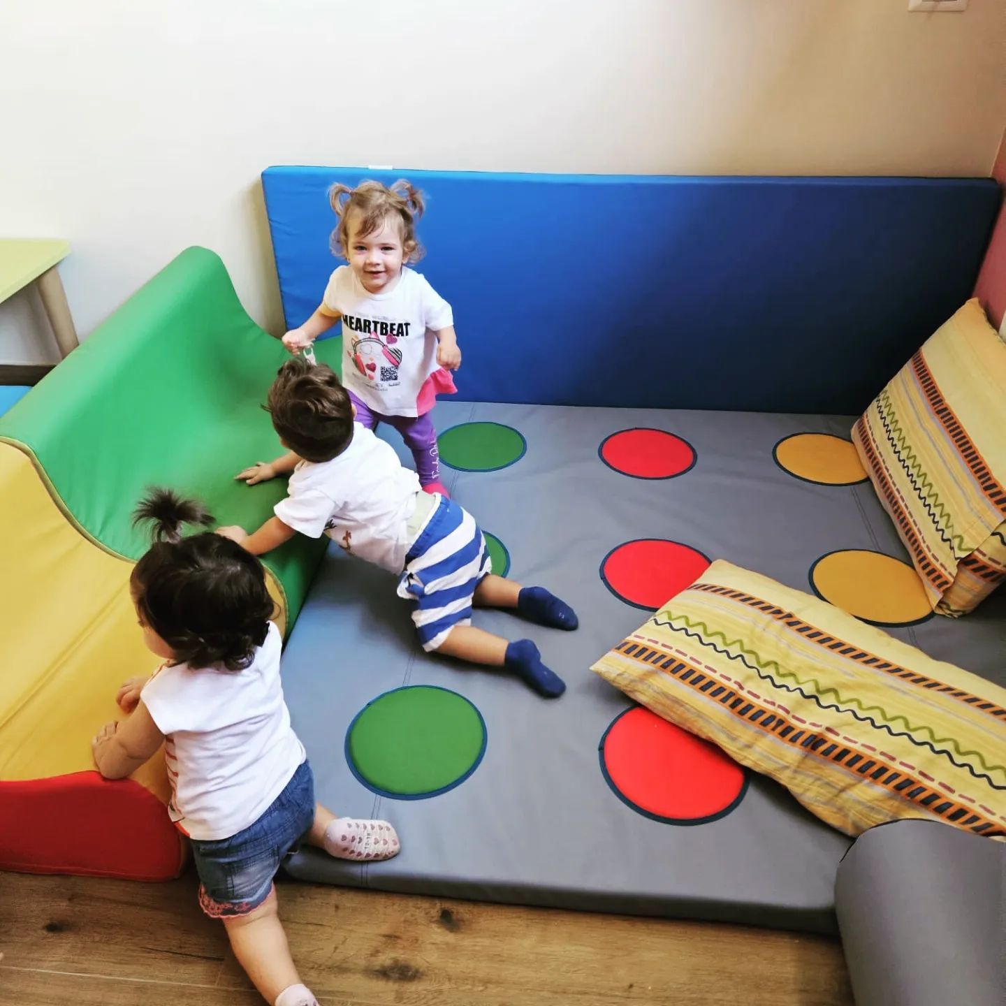 bambini che giocano con forma di gommapiuma