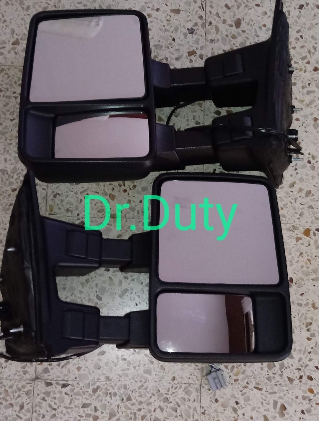 Par de espejos laterales para camión de color negro con dos superficies reflectantes cada uno.