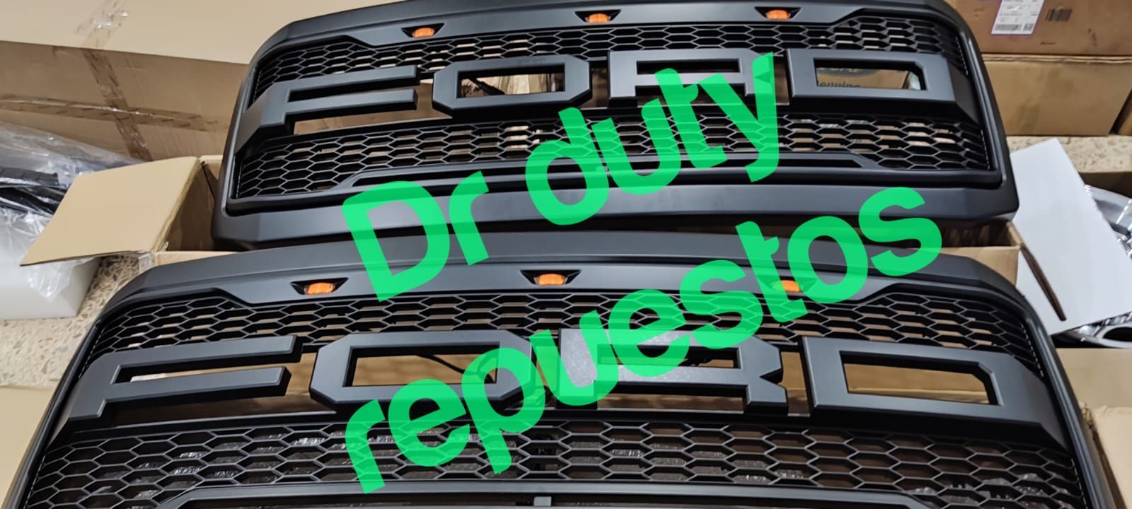 Dos parrillas de camioneta Ford Raptor negras con letras