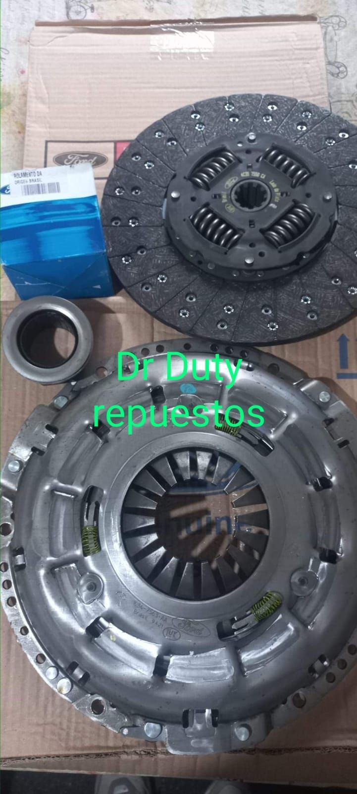 Kit de embrague sobre cartón, incluye plato de presión, disco, rodamiento y caja.