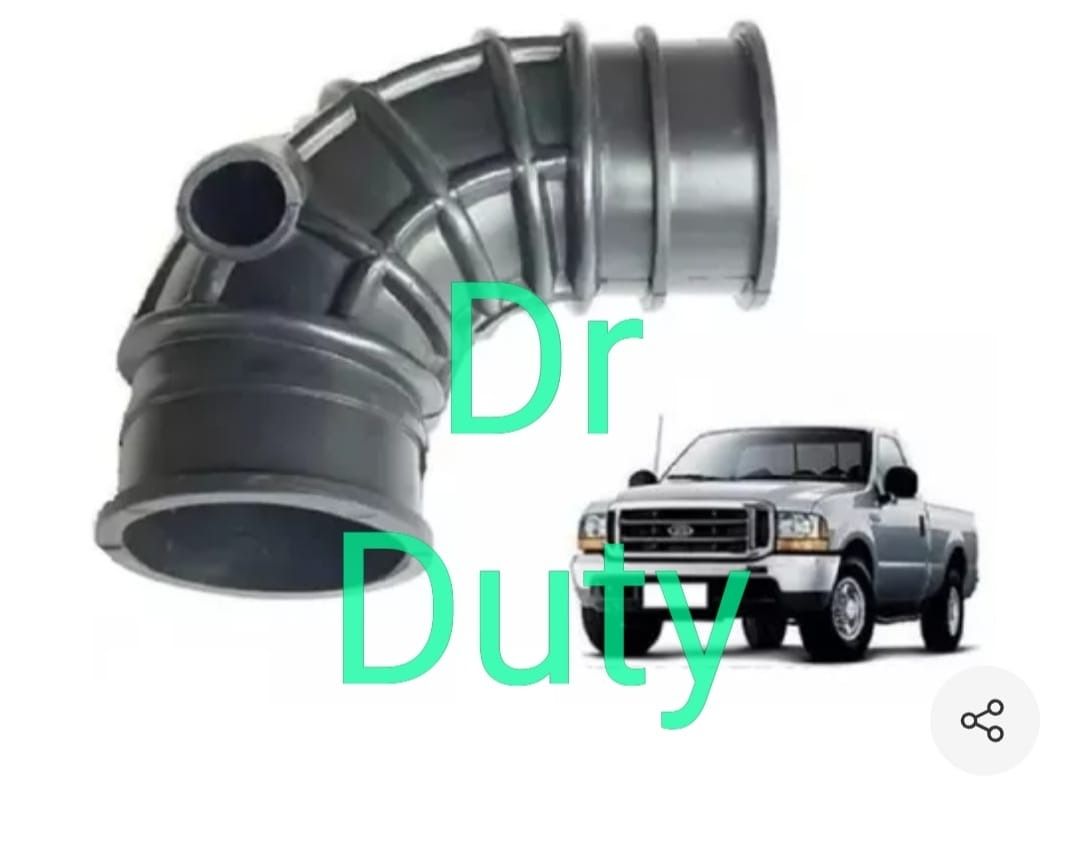 Un tubo de admisión de aire de goma negra, con un camión en el fondo, etiquetado con