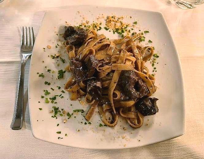 piatto di tagliatelle con sugo di carne