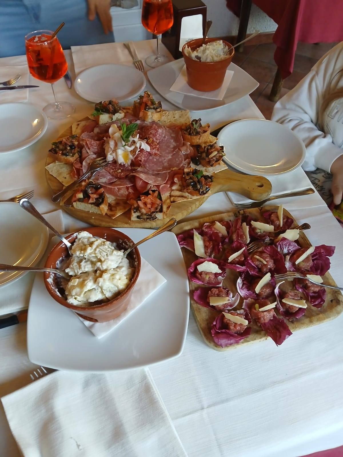tavolo con aperitivi