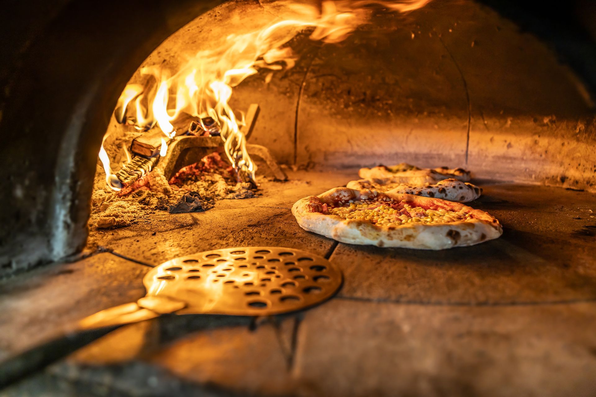 pizza nel forno a legna